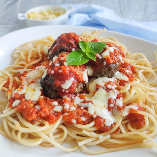 Almôndegas com spaghetti ao molho vermelho e queijo mussarela (G9) - Image 2