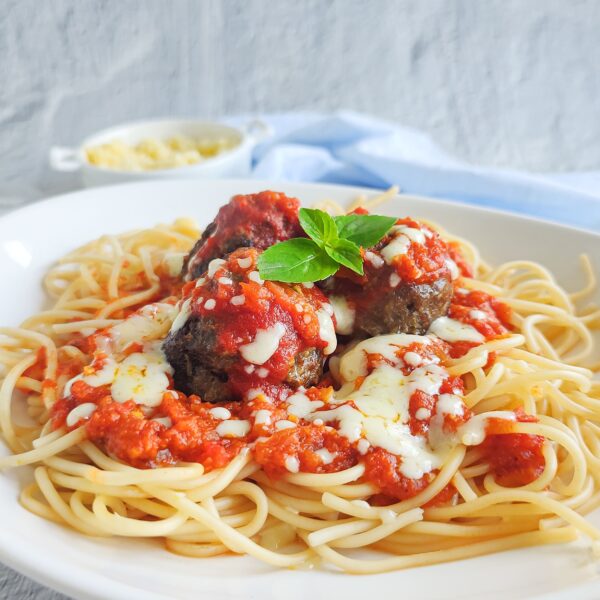 Almôndegas com spaghetti ao molho vermelho e queijo mussarela (G9) - Image 3