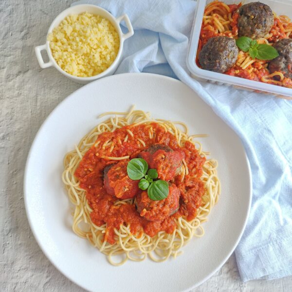 Almôndegas com spaghetti ao molho vermelho e queijo mussarela (G9)