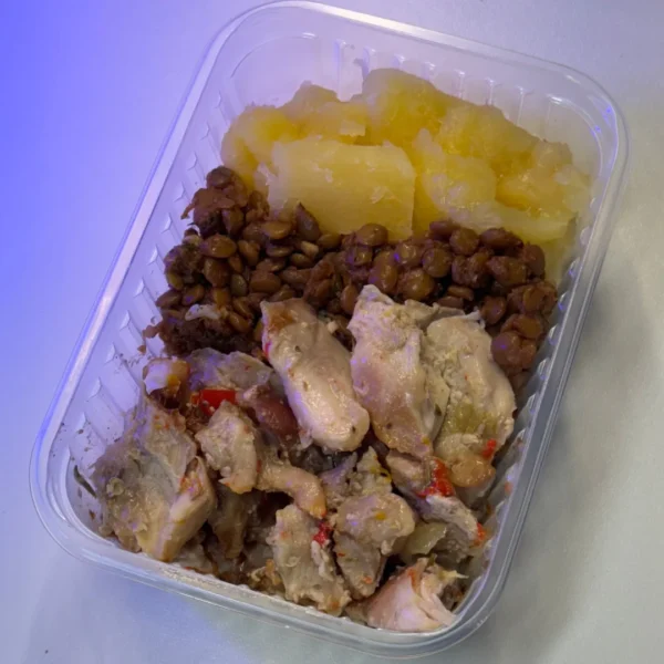 Sobrecoxa em lascas com aipim em cubos e lentilha (T19)