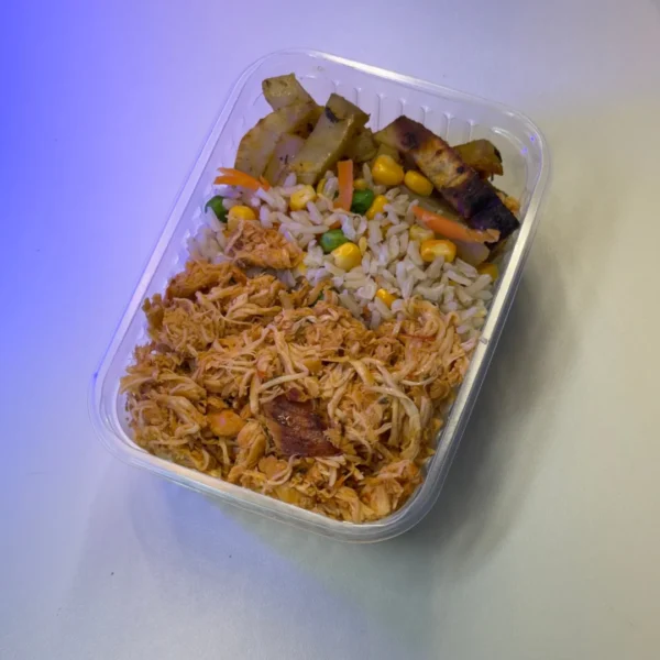 Frango desfiado, arroz integral colorido e batata doce rústica (T3)