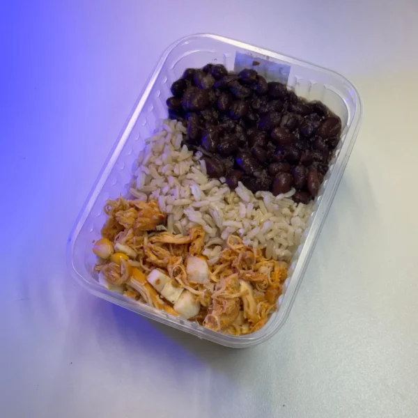 Frango desfiado colorido com feijão e arroz integral (T6)