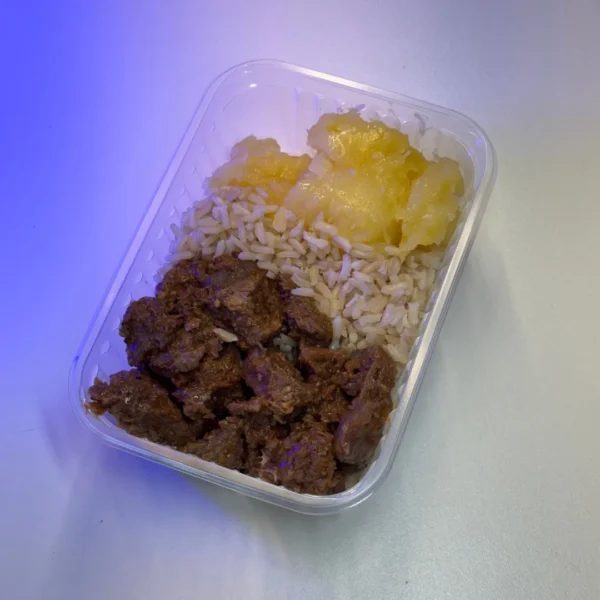 Carne de panela em cubos, aipim em cubos e arroz integral (T9)