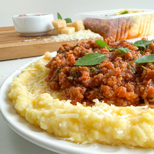 Ragu de linguiça e polenta com queijo parmesão (G15)
