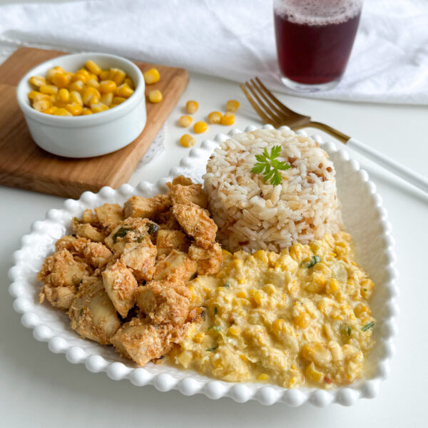 Frango em cubos, creme de milho e arroz branco ao alho e óleo (GF24)