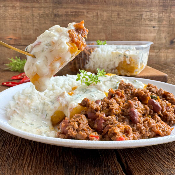 Chilli com carne, arroz branco, batata inglesa assada e molho de iogurt (GF15) - Image 2