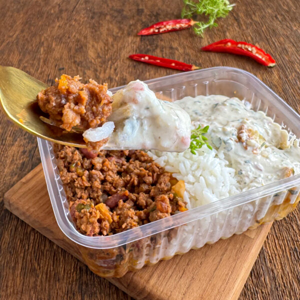 Chilli com carne, arroz branco, batata inglesa assada e molho de iogurt (GF15) - Image 4