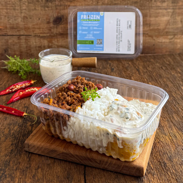 Chilli com carne, arroz branco, batata inglesa assada e molho de iogurt (GF15)