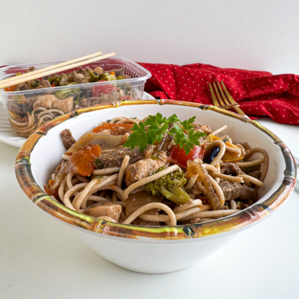 Yakisoba com carne e frango com legumes e spaghetti integral (GF23) - Image 4