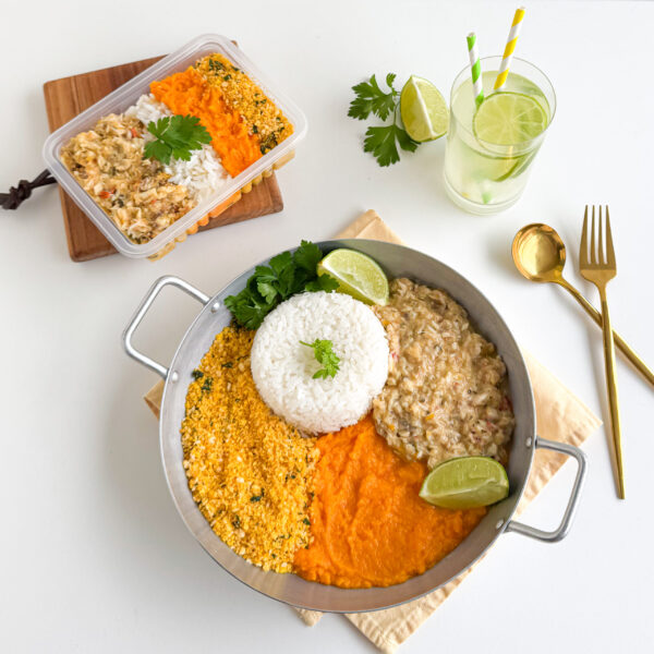 Moqueca de tilápia, purê de cenoura, arroz branco e farofa de couve (GF22)