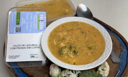 Caldo de legumes com frango.