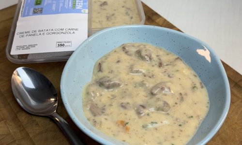Creme de batata com carne de panela e gorgonzola.